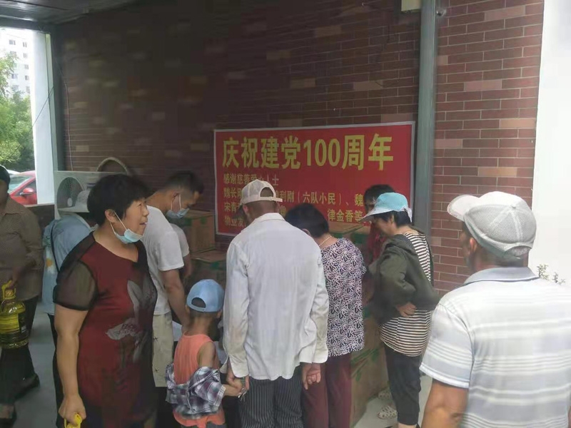 慶祝黨的100周年生日之際，樂康醫(yī)療集團(tuán)總經(jīng)理魏軍，涵基建筑公司董事長(zhǎng)魏寧奉獻(xiàn)愛心